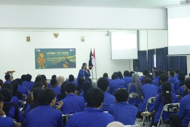 Foto pemateri 3 (Bu Erba)